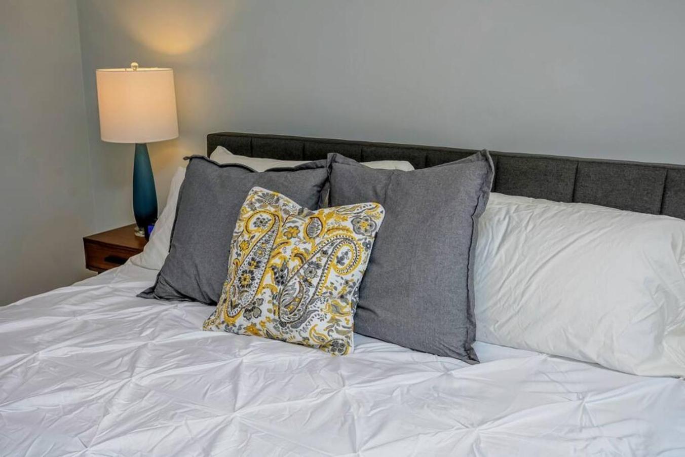 Style Meets Comfort In Beautiful Design Vancouver Luaran gambar