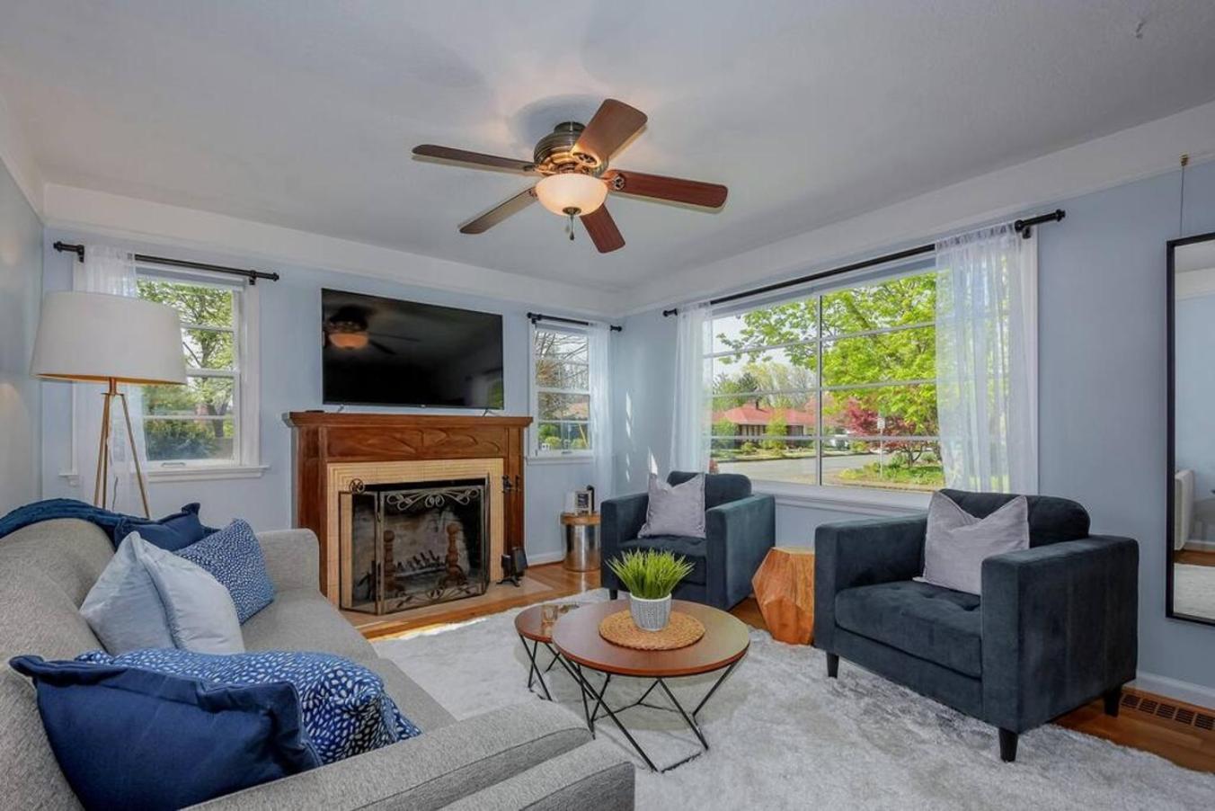 Style Meets Comfort In Beautiful Design Vancouver Luaran gambar